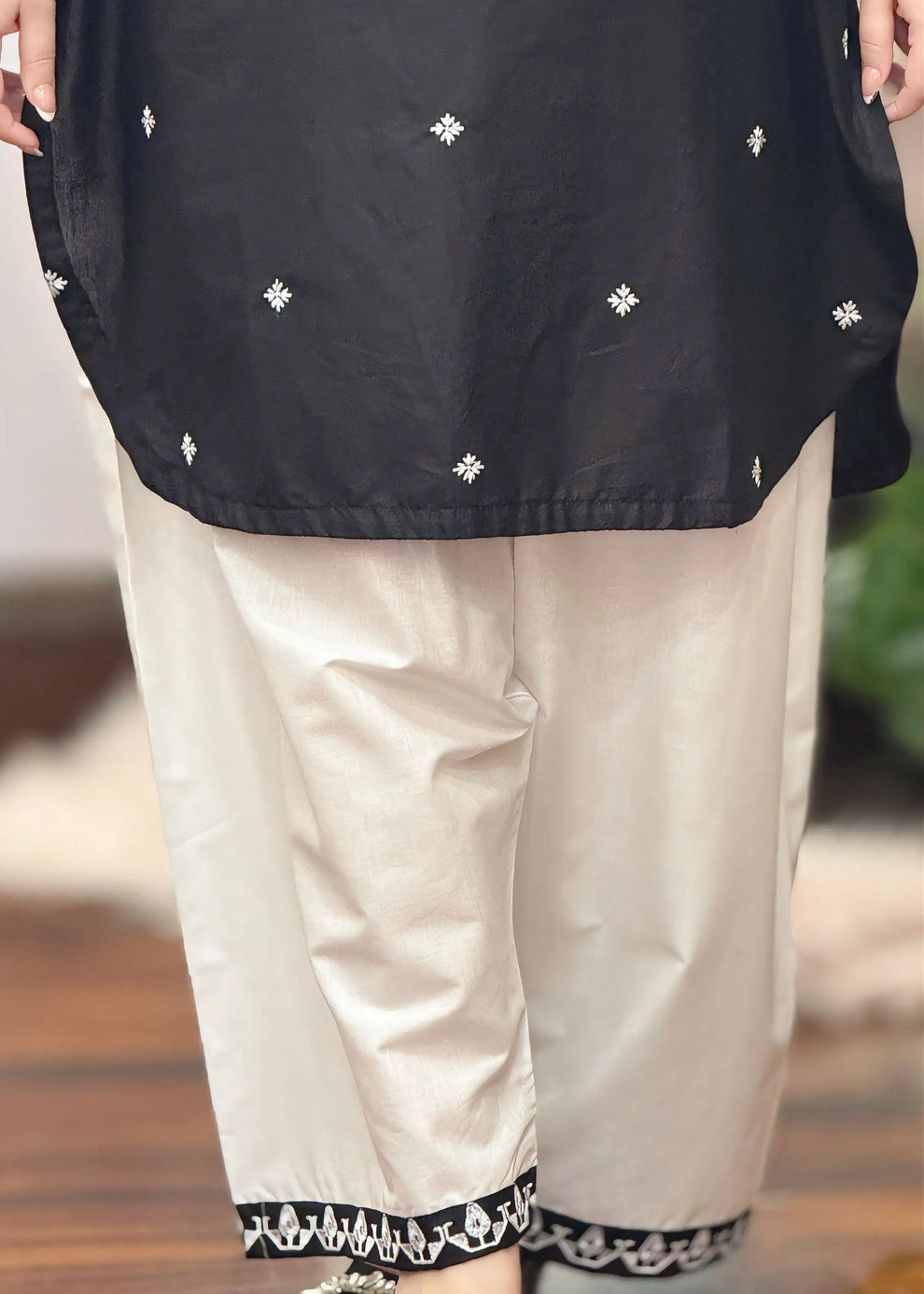 LAAJ EMBROIDERED 2pc